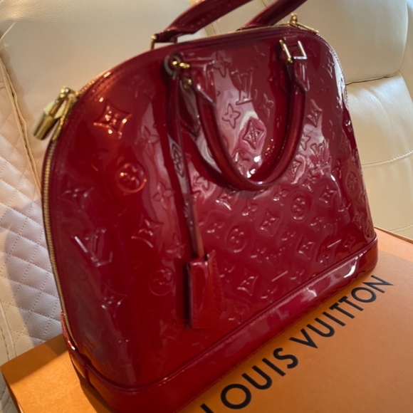 Louis Vuitton - Picture 2 of 11